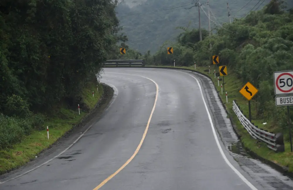Carretera de montaña con señal de límite de velocidad