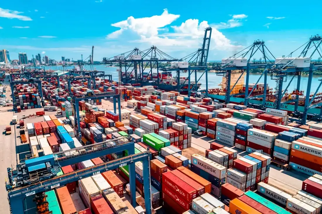 Puerto con contenedores y grúas